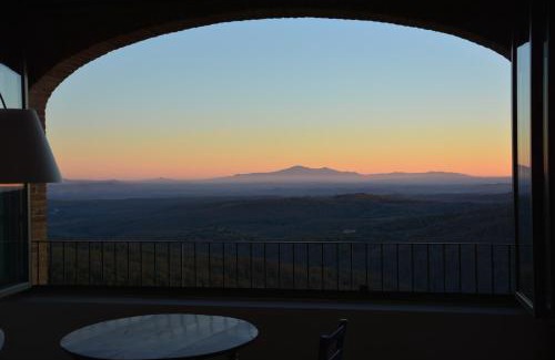 Rosennano Apartment | Elegantly Inviting La Loggia di Rosennano - 4-Star Retreat