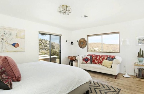 Yucca Valley Cabin | Cozy La Luna Cabin with Hot Tub near Joshua Tree
