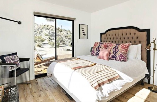 Yucca Valley Cabin | Cozy La Luna Cabin with Hot Tub near Joshua Tree