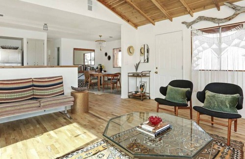 Yucca Valley Cabin | Cozy La Luna Cabin with Hot Tub near Joshua Tree