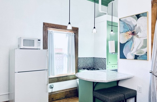 Farmington Apartment | Historic La Luna Apartments with Kitchen & Spa in Downtown