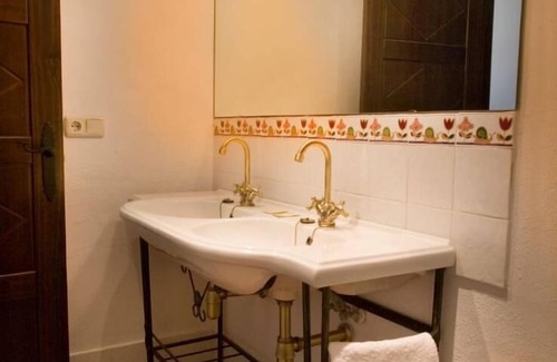 Alfacar Bed & Breakfast | Discover La Luna del Sur B&B with Pool and Spa Access