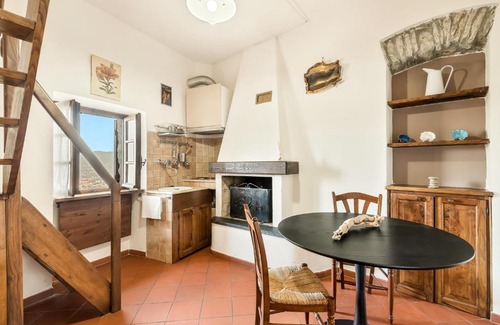 Vezzano Ligure House | Enchanting La Luna nel Castello: Pet & Child Friendly Stay