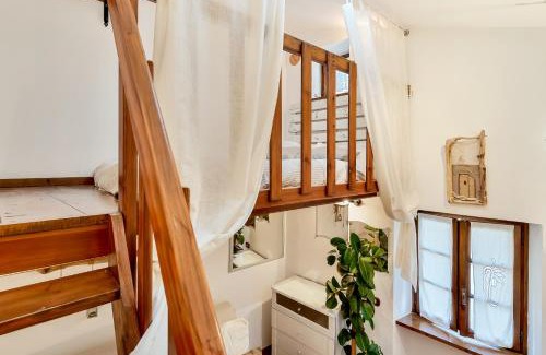 Vezzano Ligure House | Enchanting La Luna nel Castello: Pet & Child Friendly Stay