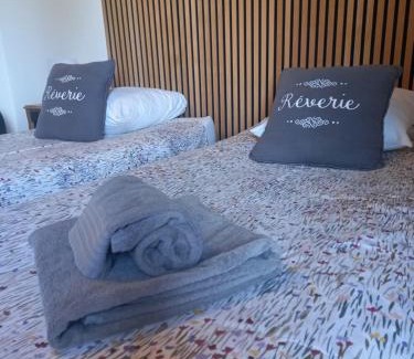 Venterol Bed & Breakfast | Inviting La Méridienne: Oceanfront Rooms with Pool Access