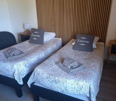 Venterol Bed & Breakfast | Inviting La Méridienne: Oceanfront Rooms with Pool Access