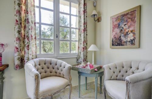 Mouries House | Discover La Méridienne: 4-Star Stay with Pool & Breakfast