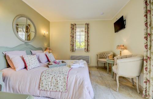 Mouries House | Discover La Méridienne: 4-Star Stay with Pool & Breakfast