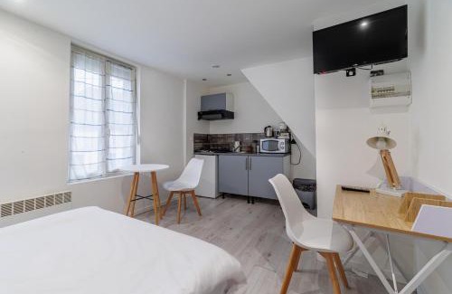 Valenciennes Apartment | Cozy La Mahana Room for 2 with Child-Friendly Amenities