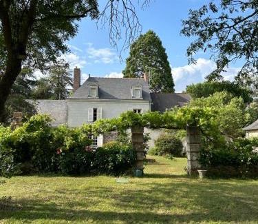 Andard House | Relax at La Maillardière: Poolside Retreat with Ocean Views