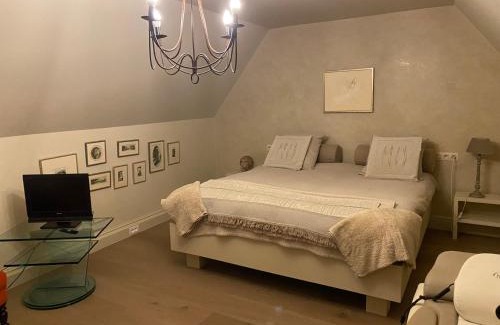 Frasnes-Lez-Anvaing Bed & Breakfast | Experience Oceanfront Relaxation at La Maison d'Arc