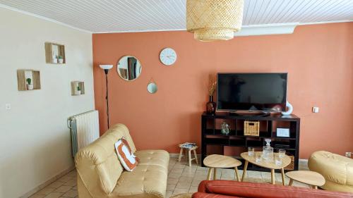 Plassac House | Charming La Maison d'Elise: Family-Friendly Retreat