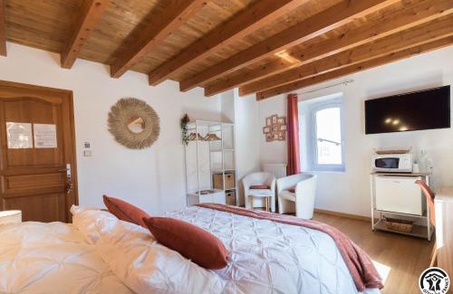 Lagardelle-sur-Leze Bed & Breakfast | Experience La maison d'Hôtes Du Moulin with Oceanfront Bliss