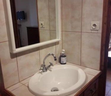 Tavernes Bed & Breakfast | Charming La Maison d'Hôtes des Ferrages: Pet Friendly Retreat