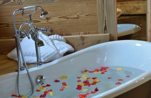 Les Cretes Bed & Breakfast | Experience La Maison de Dolphe: Art & Pet-Friendly Retreat