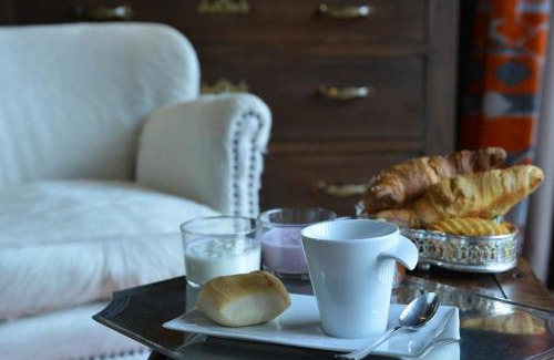 Les Cretes Bed & Breakfast | Experience La Maison de Dolphe: Art & Pet-Friendly Retreat