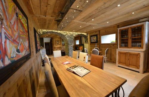 Les Cretes Bed & Breakfast | Experience La Maison de Dolphe: Art & Pet-Friendly Retreat