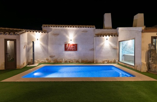 Pulgar House | Pet-Friendly Retreat: The House of Felisin for Two