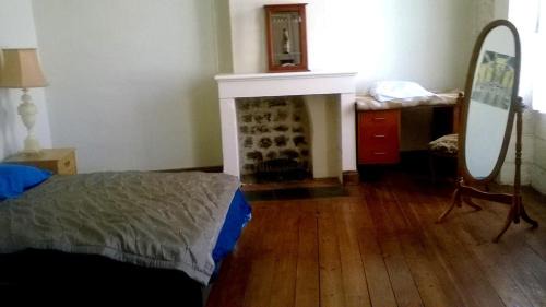 Saint-Savinien House | Budget-Friendly Family Stay at La Maison de l'Aubépin