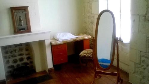 Saint-Savinien House | Budget-Friendly Family Stay at La Maison de l'Aubépin