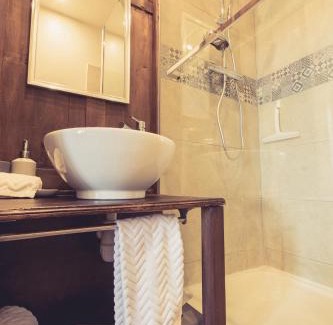 Poitiers Apartment | Elegant Escape at La Maison de la Liberté - Guest Rated 9.3