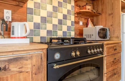 Arith House | Pet-Friendly Getaway at Chez Lisé - Arith Gîte with Lake Views