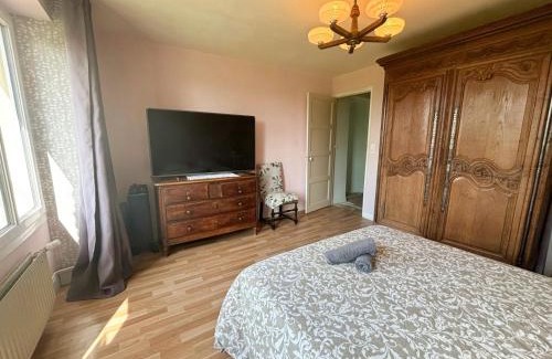 Ronai House | Relax at La Maison des Écuyers with Garden & BBQ Area