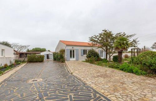 Saint-Denis-d'Oleron House | Oceanfront Bliss at La Maison du Bout du Monde - Rated 9/10