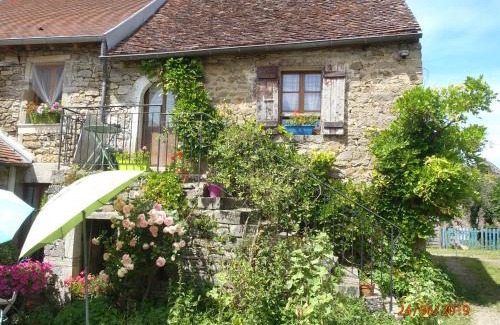Ecutigny House | Cozy La maison du Gué: Highly Rated with Kitchen Access