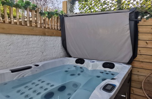 Jard-sur-Mer House | Relax at La Maison du pêcheur with Ocean Views & Hot Tub