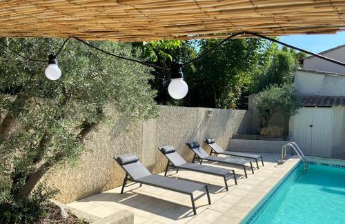 Vedene House | Vibrant La Maison en Couleurs with Ocean View & Pool