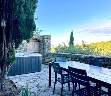 Saumane-de-Vaucluse House | La maison Haut-perché townhouse with view and jacuzzi