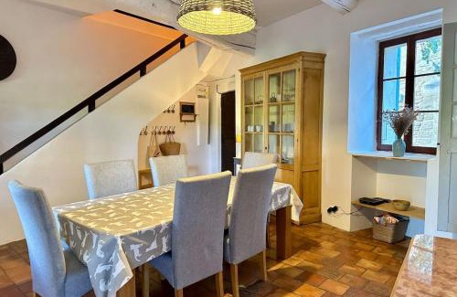 Saumane-de-Vaucluse House | La maison Haut-perché townhouse with view and jacuzzi