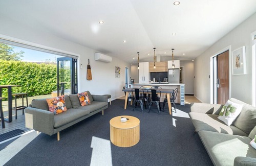 Martinborough House | Guest Rated 10/10: La Maison Noir with Pool & Spa