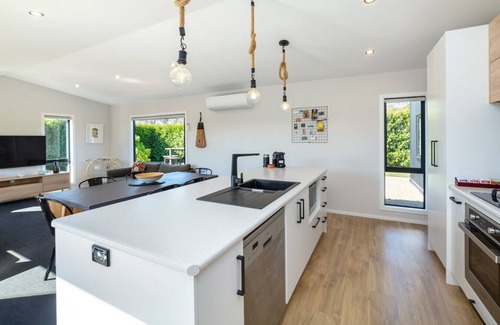 Martinborough House | Guest Rated 10/10: La Maison Noir with Pool & Spa