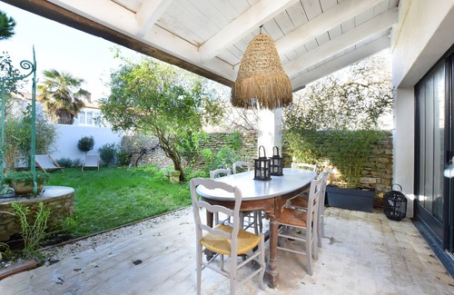 La Couarde-sur-Mer House | Experience La Maison Rose: Family-Friendly Oceanfront Retreat