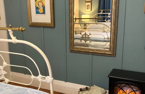 Wangaratta Bed & Breakfast | Wangaratta Township Oasis: Contactless B&B with Private Garden
