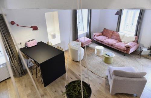 Roanne House | Cozy La Maison Rose: Family-Friendly with Hot Tub & High Ratings