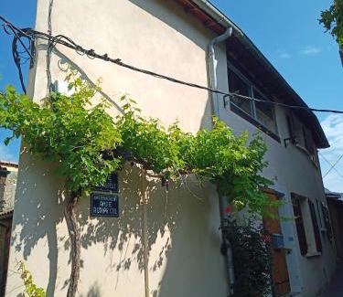 Tallard House | Charming Family Getaway at La maison sous le Château