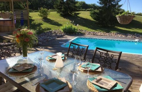 Monflanquin House | Relax at La Maison Sur La Colline with Pool & Family Amenities