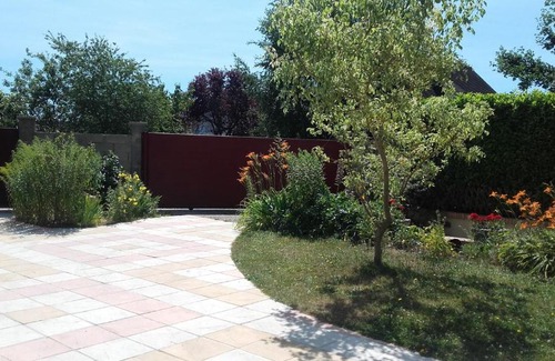 Saint-Aubin-Les-Elbeuf House | Discover La Maisonnette du Jardin Fleuri with Kitchen & Breakfast