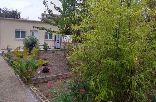 Saint-Aubin-Les-Elbeuf House | Discover La Maisonnette du Jardin Fleuri with Kitchen & Breakfast