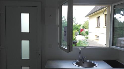 Saint-Aubin-Les-Elbeuf House | Discover La Maisonnette du Jardin Fleuri with Kitchen & Breakfast