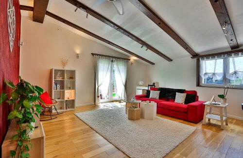 Siviriez House | Oceanfront Escape at La Maisonnette Enchantée - Rated 9/10
