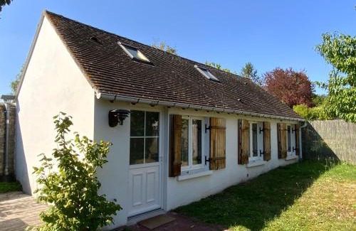 Senlis House | Delightful La Maisonnette: Child-Friendly Stay, 8.9/10 Rating