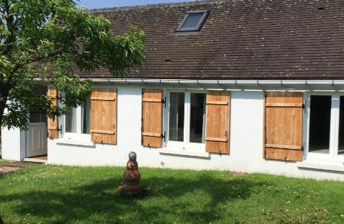 Senlis House | Delightful La Maisonnette: Child-Friendly Stay, 8.9/10 Rating