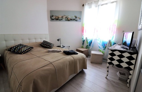 Le Thou Bed & Breakfast | Discover La Maisonnette du Bois: 10/10 Guest Rated Retreat