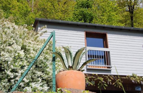 Sebrazac House | Cozy La Maisonnette en Bois: Child-Friendly Retreat