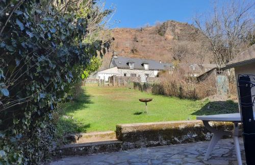 Saint-Projet-de-Salers House | Pet-Friendly La Maisonnette: Guest Rated 9.2/10