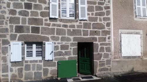 Saint-Projet-de-Salers House | Pet-Friendly La Maisonnette: Guest Rated 9.2/10